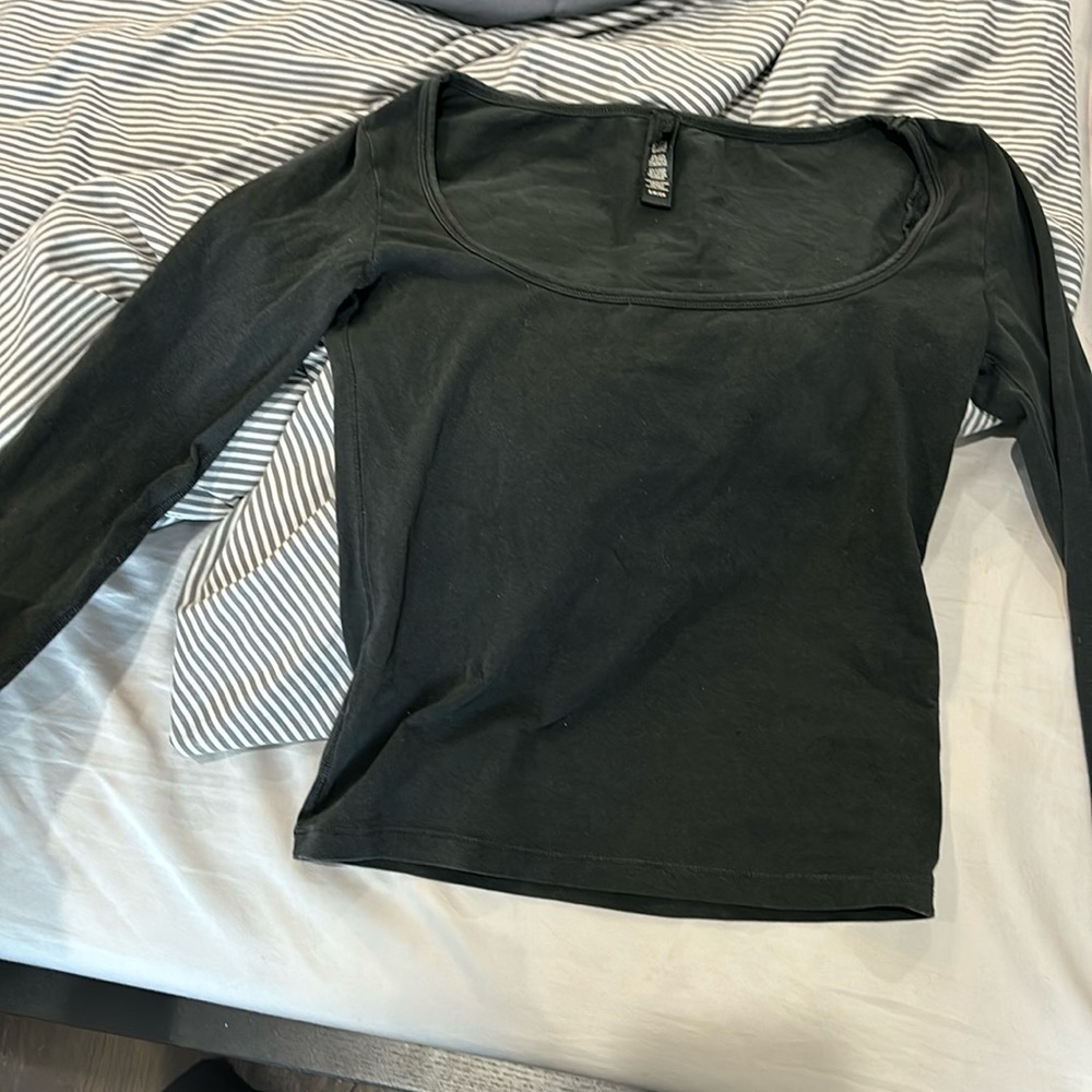 Skims open neck long sleeve crop size s